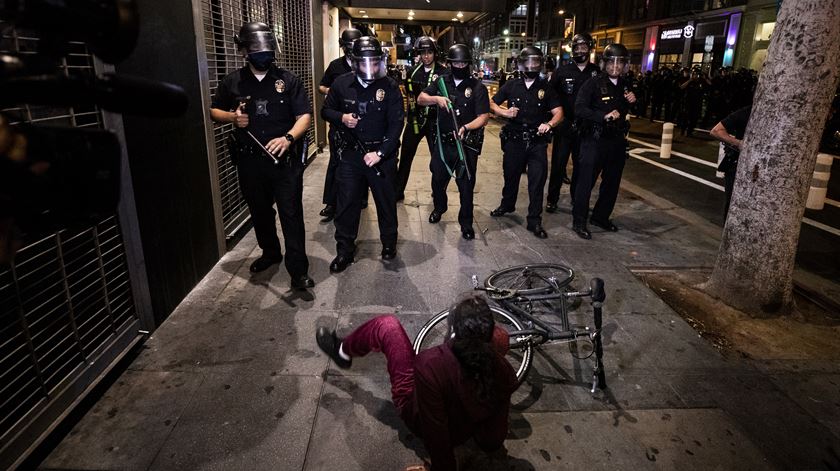 Milhares de pessoas concentraram-se, ao início da noite de sexta-feira, em várias cidades norte-americanas em protesto pela morte do afro-americano George Floyd. Foto: Etienne Laurent/EPA