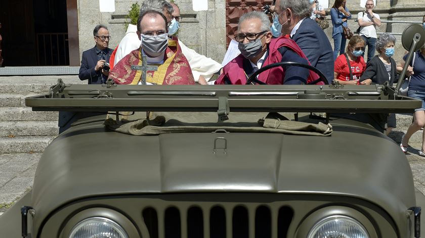 Procissão do Senhor de Matosinhos, jipe com pároco. Foto: Fernando Veludo/Lusa