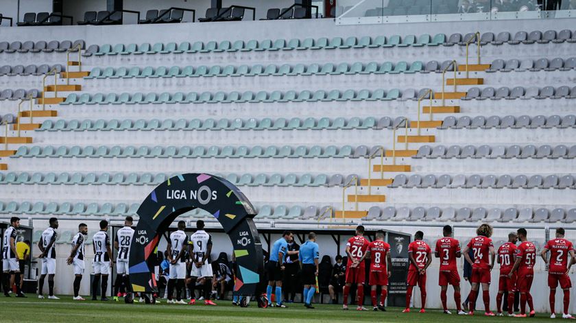 Futebol em Portugal ainda não tem adeptos nas bancadas. Foto: Luís Forra/Lusa