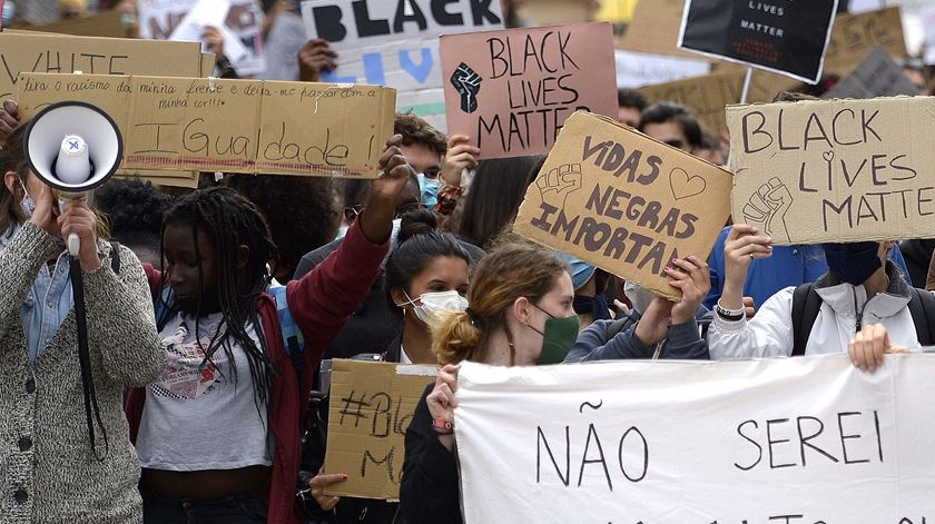 Centenas de pessoas manifestaram-se de forma pacífica, no Porto, contra o racismo. Foto: Fernando Veludo/Lusa