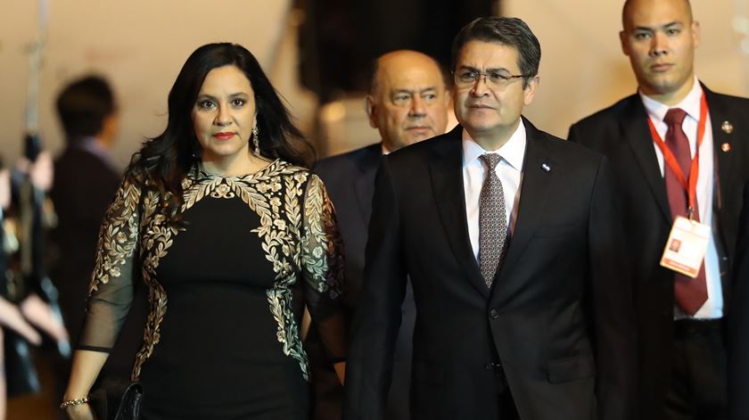 Mulher de ex-líder condenado por tráfico concorre à Presidência das Honduras