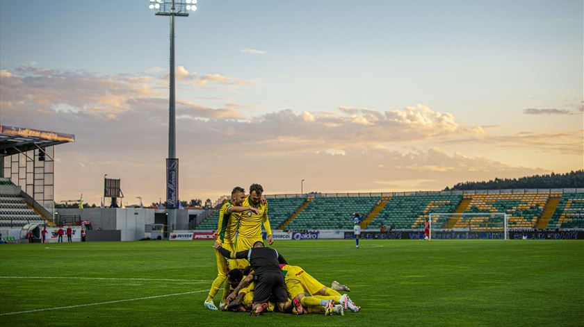 ​Quer ir ver futebol ao estádio? É de graça em Paços se levar um alimento