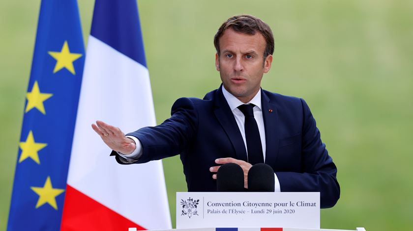 Emmanuel Macron num discurso no encontro de cidadãos sobre o clima, em Paris (29/06/2020) Foto: Christian Hartmann/EPA