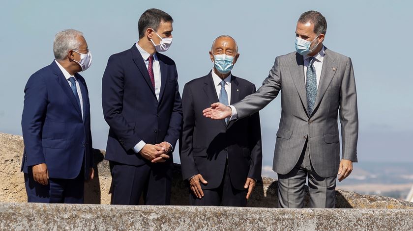 Cerimónia de reabertura de fronteiras em Badajoz. Foto: Bellesteros/EPA