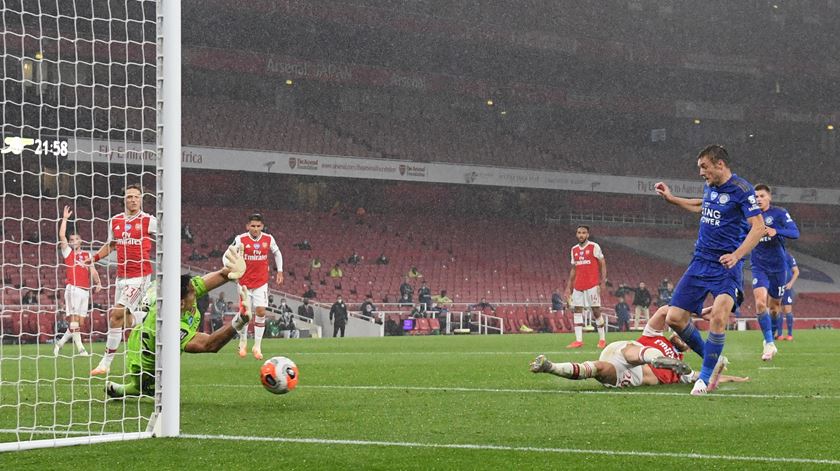 Vardy, do Leicester, marca ao Arsenal. Foto: Michael Regan/EPA Vardy, do Leicester, marca ao Arsenal. Foto: Michael Regan/EPA