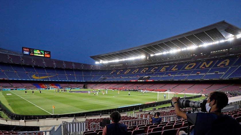 Barcelona ultrapassa dificuldades devido à pandemia da Covid-19. Foto: Alberto Estevez/EPA