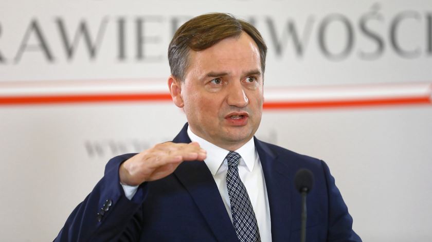 Zbigniew Ziobro diz que tratado viola direitos dos pais. Foto: Rafal Guz/EPA Zbigniew Ziobro diz que tratado viola direitos dos pais. Foto: Rafal Guz/EPA