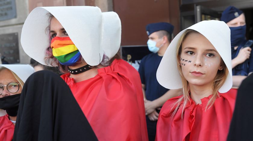 Milhares de pessoas saíram às ruas em protesto. Foto: Radek Pietruszka/EPA Milhares de pessoas saíram às ruas em protesto. Foto: Radek Pietruszka/EPA