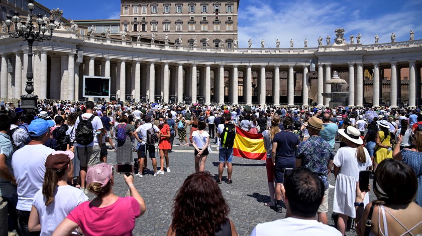 Várias pessoas assistirm ao Angelus na Praça de São Pedro. Foto: Riccardo Antimiani/EPA