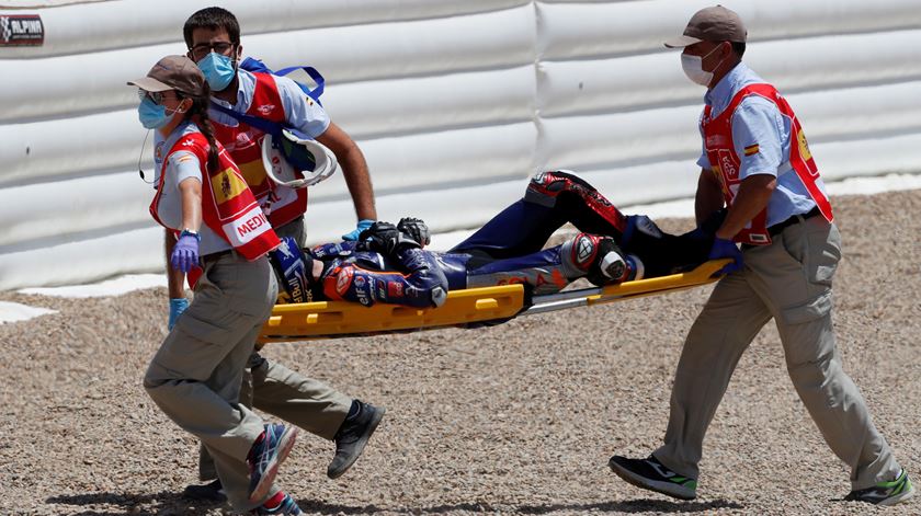 O piloto foi logo socorrido. Foto: Roman Rios/EPA