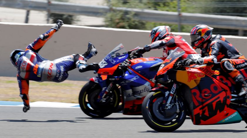 Miguel Oliveira foi lançado da sua moto. Foto: Roman Rios/EPA