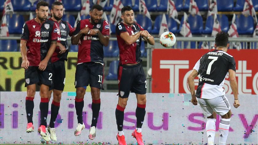 Cristiano Ronaldo não marca ao Cagliari. Foto: Alessandro Di Marco/EPA