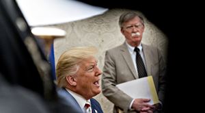 Antigo conselheiro de Trump entrega-se após acusação de uso indevido de informações confidenciais Antigo conselheiro de Trump entrega-se após acusação de uso indevido de informações confidenciais