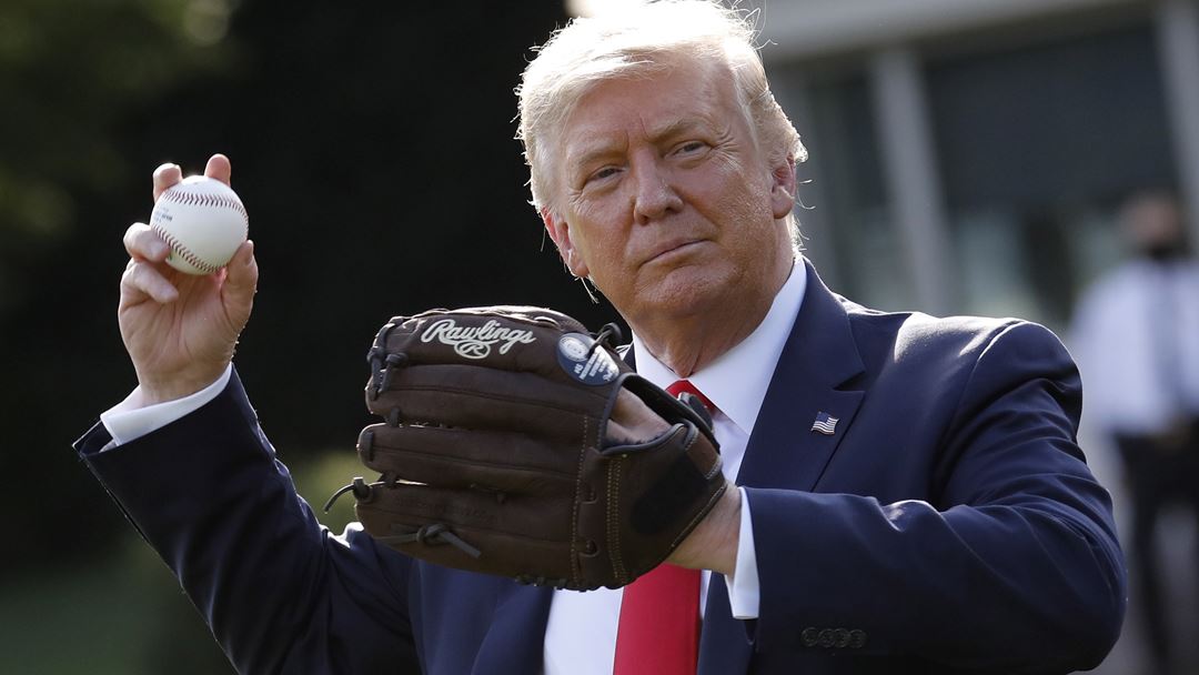 Trump sustenta a base de apoio com recurso a teorias da conspiração e a Covid-19 não foi exceção para a a tática. Foto EPA