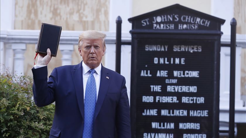 Donald Trump mostra a Bíblia depois de visitar igreja em Washington e de falar sobre os protestos pela morte de George Floyd. Foto: Shawn Thew/EPA