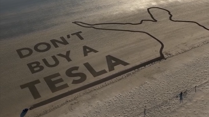 Ativistas usam Tesla para escrever "Não comprem um Tesla" em praia britânica Ativistas usam Tesla para escrever "Não comprem um Tesla" em praia britânica
