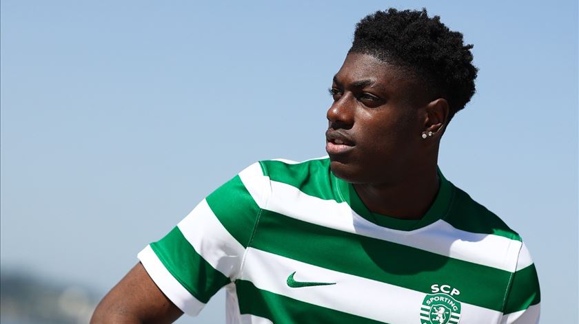 Sporting confirma compra de Issa Doumbia por 20,3 milhões
