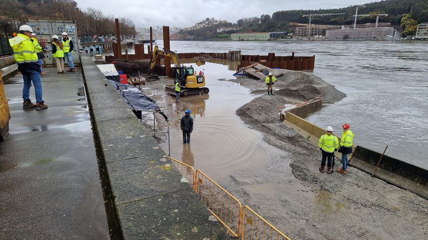 Obras da nova ponte sobre o Douro afetadas pelas tempestades. Foto: DR Obras da nova ponte sobre o Douro afetadas pelas tempestades. Foto: DR