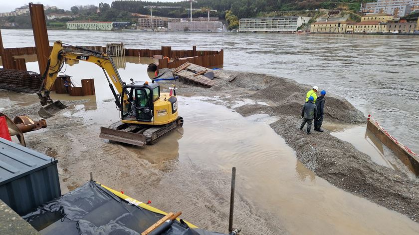 Obras da nova ponte sobre o Douro afetadas pelas tempestades. Foto: DR Obras da nova ponte sobre o Douro afetadas pelas tempestades. Foto: DR