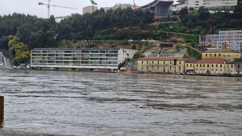 Obras da nova ponte sobre o Douro afetadas pelas tempestades. Foto: DR Obras da nova ponte sobre o Douro afetadas pelas tempestades. Foto: DR