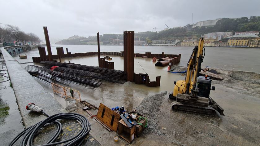 Obras da nova ponte sobre o Douro afetadas pelas tempestades. Foto: DR Obras da nova ponte sobre o Douro afetadas pelas tempestades. Foto: DR