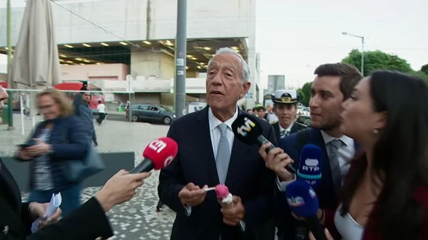 O caso Galamba colocava o governo de António Costa na corda bamba e Marcelo saía para comer um gelado. "É preciso ter calma e não dar o corpo pela alma”, disse na altura. Foto: D.R. O caso Galamba colocava o governo de António Costa na corda bamba e Marcelo saía para comer um gelado. "É preciso ter calma e não dar o corpo pela alma”, disse na altura. Foto: D.R.