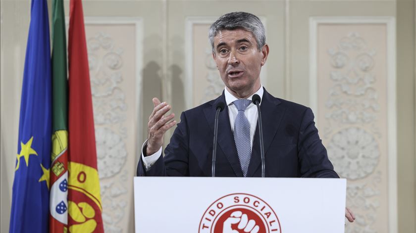 Carneiro acusa Governo de ameaçar Estado Social e promete oposição firme