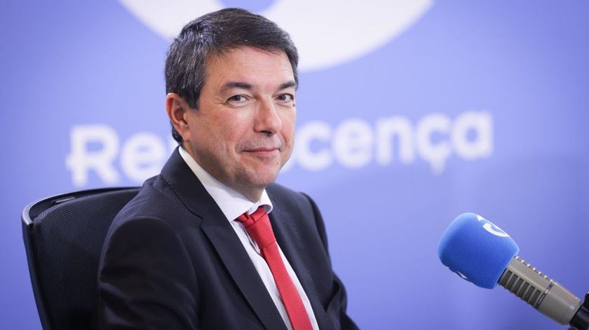 Santos Almeida: "As listas de espera aumentaram, mas o número de cirurgias aumentou mais"