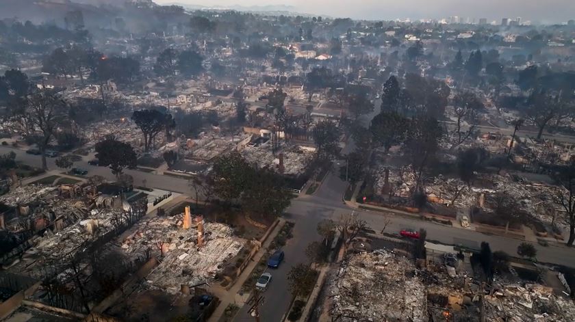 Imagens de drone mostram as consequências da devastação causada pelo incêndio em Los Angeles, na Califórnia. Foto: Reuters