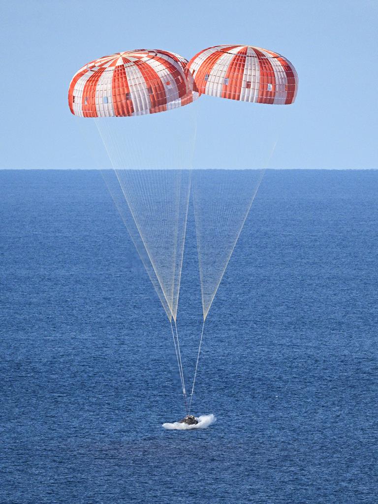 O momento de amaragem da cápsula Órion à 1h07, tal como previsto. Foto: Josh Valcarcel/NASA O momento de amaragem da cápsula Órion à 1h07, tal como previsto. Foto: Josh Valcarcel/NASA