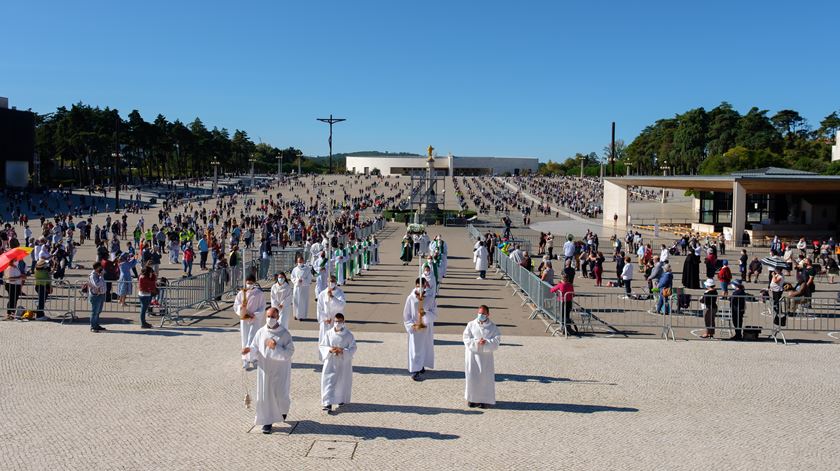 O plano de contingência inclui marcações no solo, “áreas circulares de ocupação”, onde poderão estar apenas um número limitado de pessoas coabitantes. Foto: Santuário de Fátima