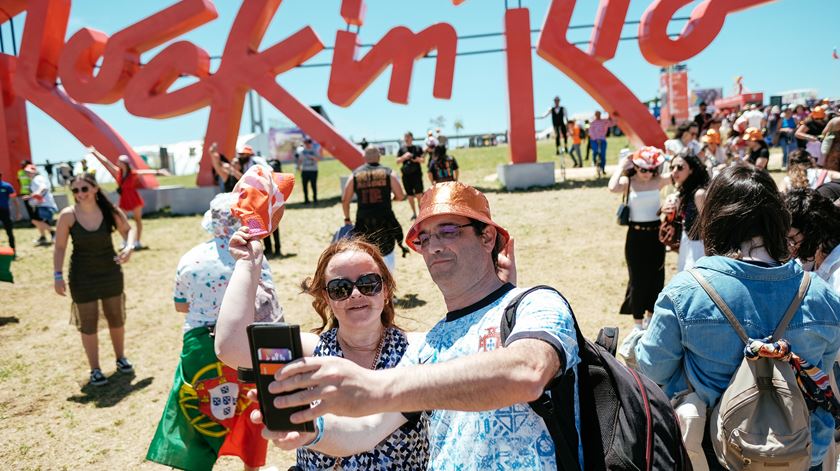 As cores da seleção são visíveis da indumentária dos festivaleiros este sábado, no Rock in Rio. Foto: Sara Falcão/RR