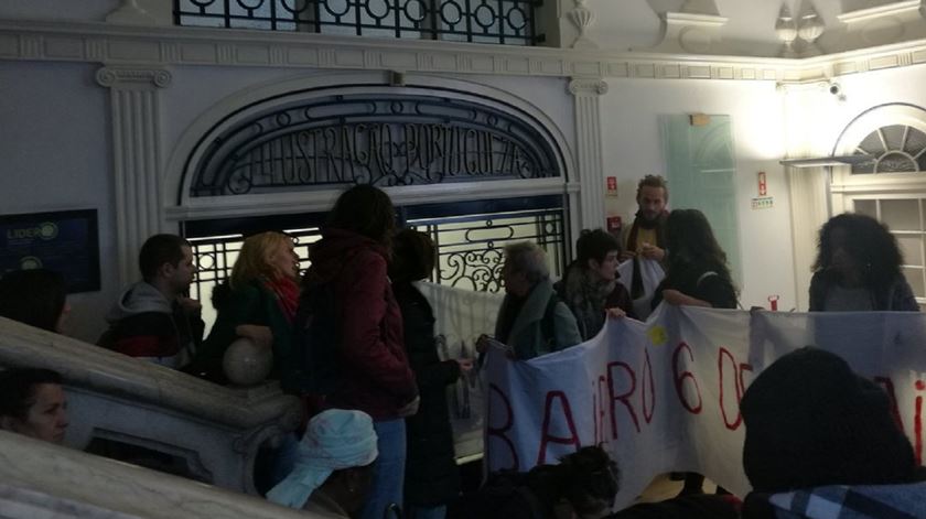 Manifestação de ex-moradores do Bairro 6 de Maio. Foto: Twitter