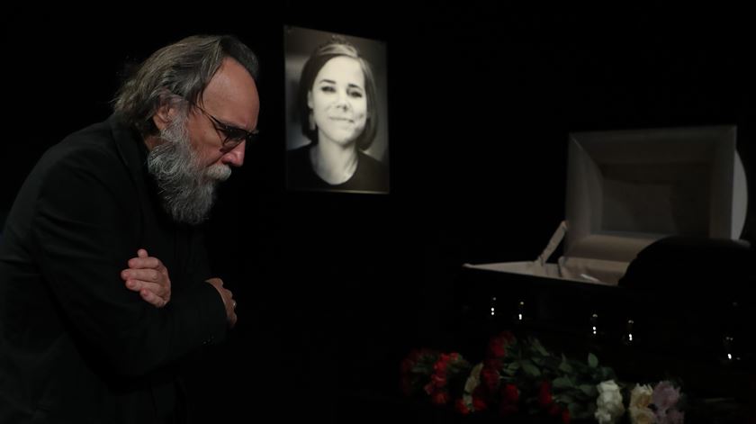 20 de Agosto - Darya Dugina, filha do ideológo de Vladmir Putin e ultranacionalista russo Alexander Dugin, é morta numa explosão de um carro armadilhado perto de Moscovo, no que pode ter sido uma tentativa de assassinato contra o seu pai. A Ucrânia negou as acusações da Rússia de estar por detrás do ataque. Foto: Maxim Shipenkov/EPA