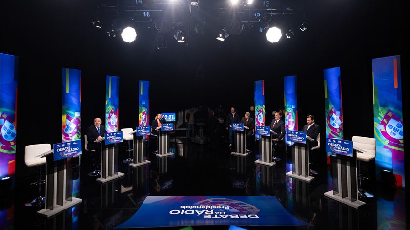 Da fotografia do Presidente exibida nos serviços públicos ao convite para uma viagem de submarino: oito respostas rápidas no Debate da Rádio Da fotografia do Presidente exibida nos serviços públicos ao convite para uma viagem de submarino: oito respostas rápidas no Debate da Rádio