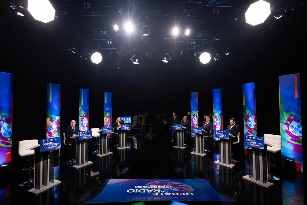 Da fotografia do Presidente exibida nos serviços públicos ao convite para uma viagem de submarino: oito respostas rápidas no Debate da Rádio