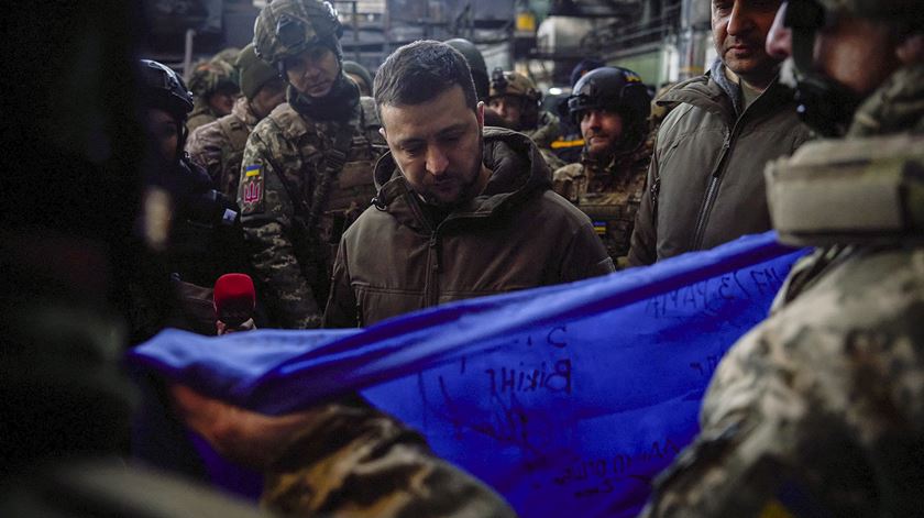 Visita de Volodymyr Zelensky à cidade de Bakhmut, na linha da frente. Foto: EPA