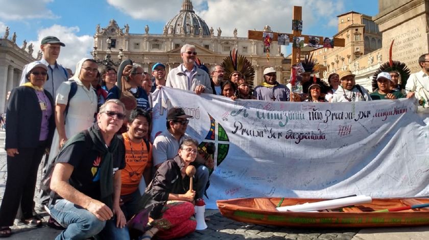 Representantes da Amazónia na Praça de São Pedro, em Roma, durante o sínodo. Foto: Genni Lloris