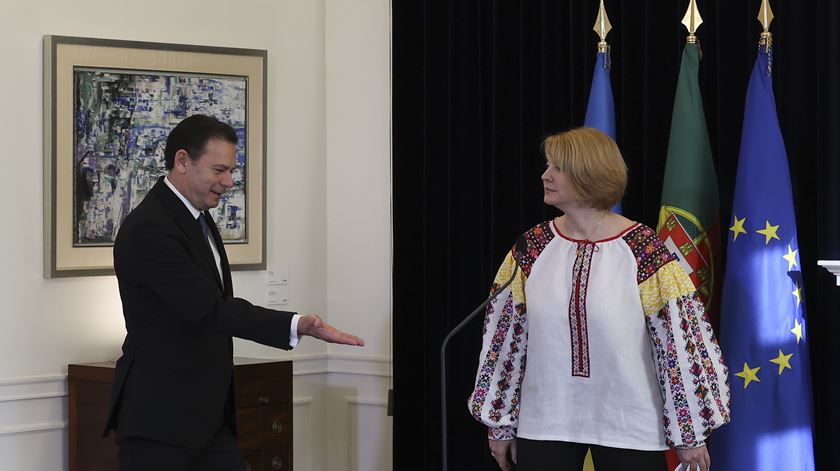 Luís Montenegro e a embaixadora da Ucrânia em Portugal, Maryna Mykhailenko. Foto: António Cotrim/Lusa