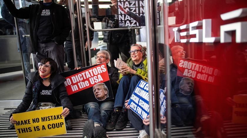 Ação em Nova Iorque, enquadrada no Dia Nacional de Protesto da Tesla que se assinalou no sábado, 1 de março. O alvo é Elon Musk. Foto: Eduardo Muñoz/Reuters