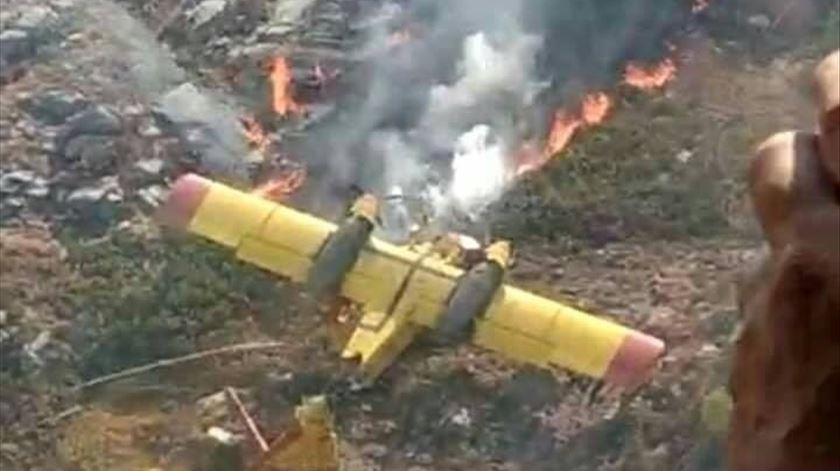 queda de um Canadair de combate a incêndios no Gerês, que fez um morto e um ferido grave. Foto: Twitter @BrifLaza