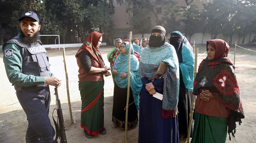 Confrontos em torno das eleições no Bangladesh já fizeram quatro mortos. Foto: Monirul Alam/EPA