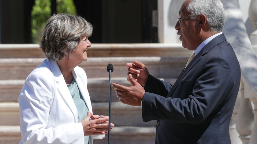 O primeiro-ministro, António Costa, discursa acompanhado pela comissária indigitada, Elisa Ferreira, após um encontro no Palácio de São Bento, em Lisboa. Foto: Tiago Petinga/Lusa