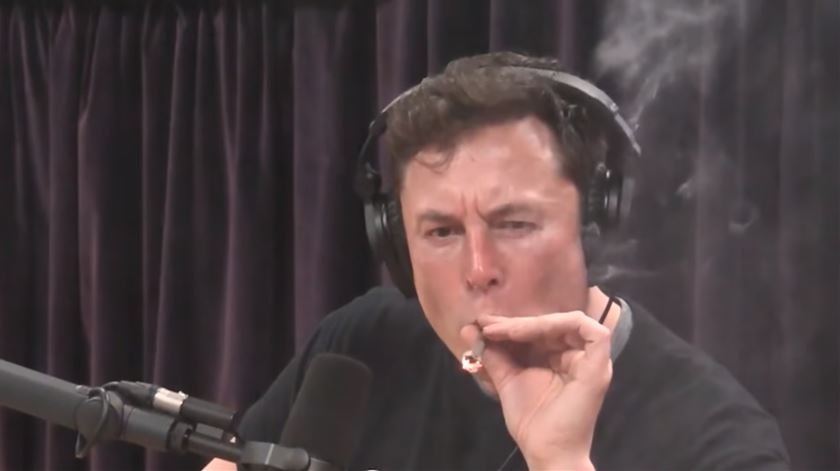 Elon Musk fumou marijuana no programa de Joe Rogan