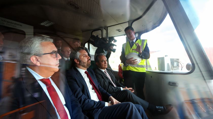 Pedro Nuno Santos, acompanhado do presidente da Câmara Municipal de Elvas, Nuno Mocinha, numa automotora durante a visita às obras no troço Elvas/Caia. Foto: Nuno Veiga/Lusa