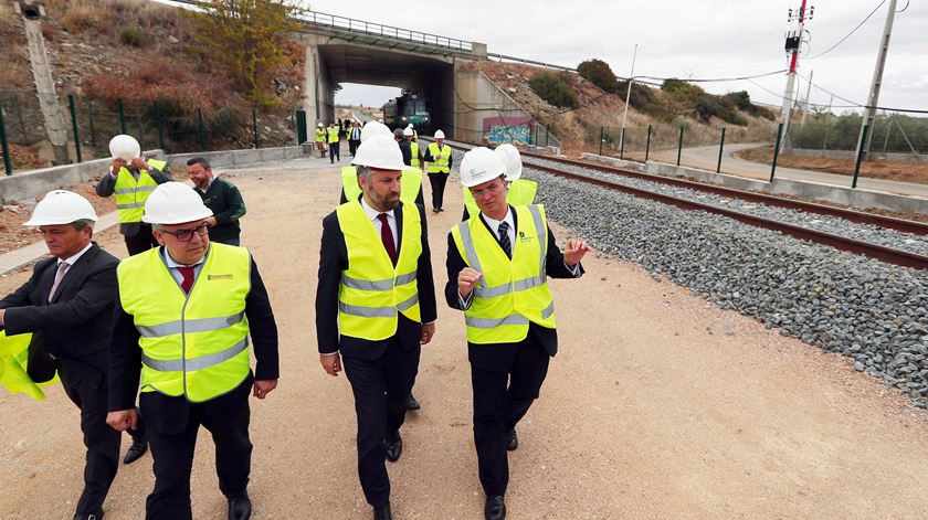 Pedro Nuno Santos, acompanhado do presidente da Câmara Municipal de Elvas, Nuno Mocinha, após a cerimónia de consignação da empreitada de construção do troço ferroviário entre Alandroal e Elvas do Corredor Internacional Sul. Foto: Nuno Veiga/Lusa