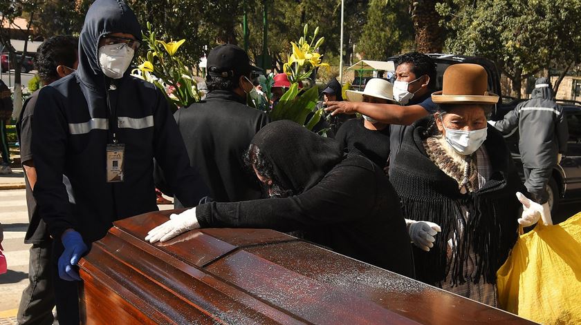Em algumas cidades e vilas da Bolívia os mortos por Covid-19 estão por enterrar. Foto: Jorge Abrego/EPA
