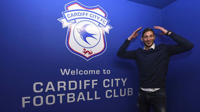 Cardiff pode ser proibido de contratar durante ano e meio se não pagar o que deve por Sala