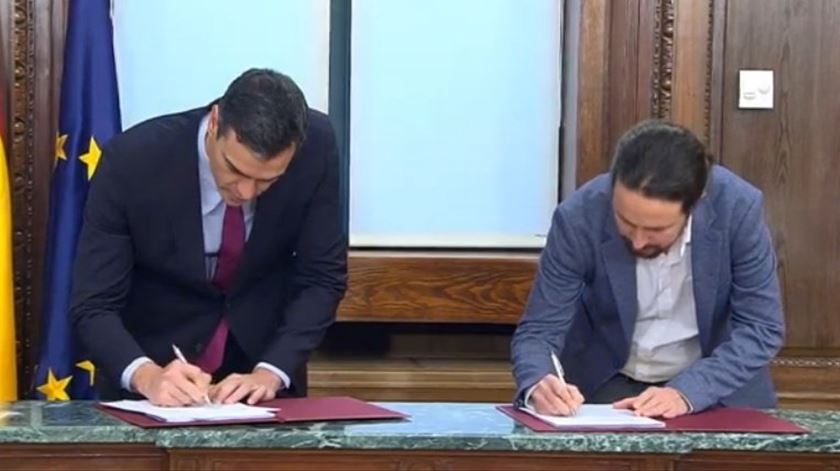 Pedro Sánchez (PSOE) e Pablo Iglesias (Unidas Podemos) assinam o pré-acordo de Governo da coligação entre os dois partidos. Foto: Unidas Podemos