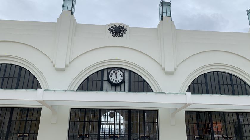 Entrada da Estaçao com relógio e escudo nacional. Foto: Ana Carrilho/ RR